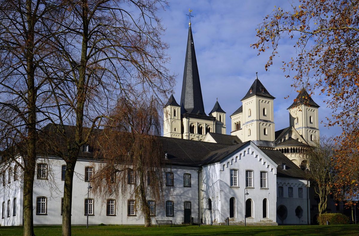 Abtei Brauweiler mit Kirchtürmen und weißem Abteigebäude