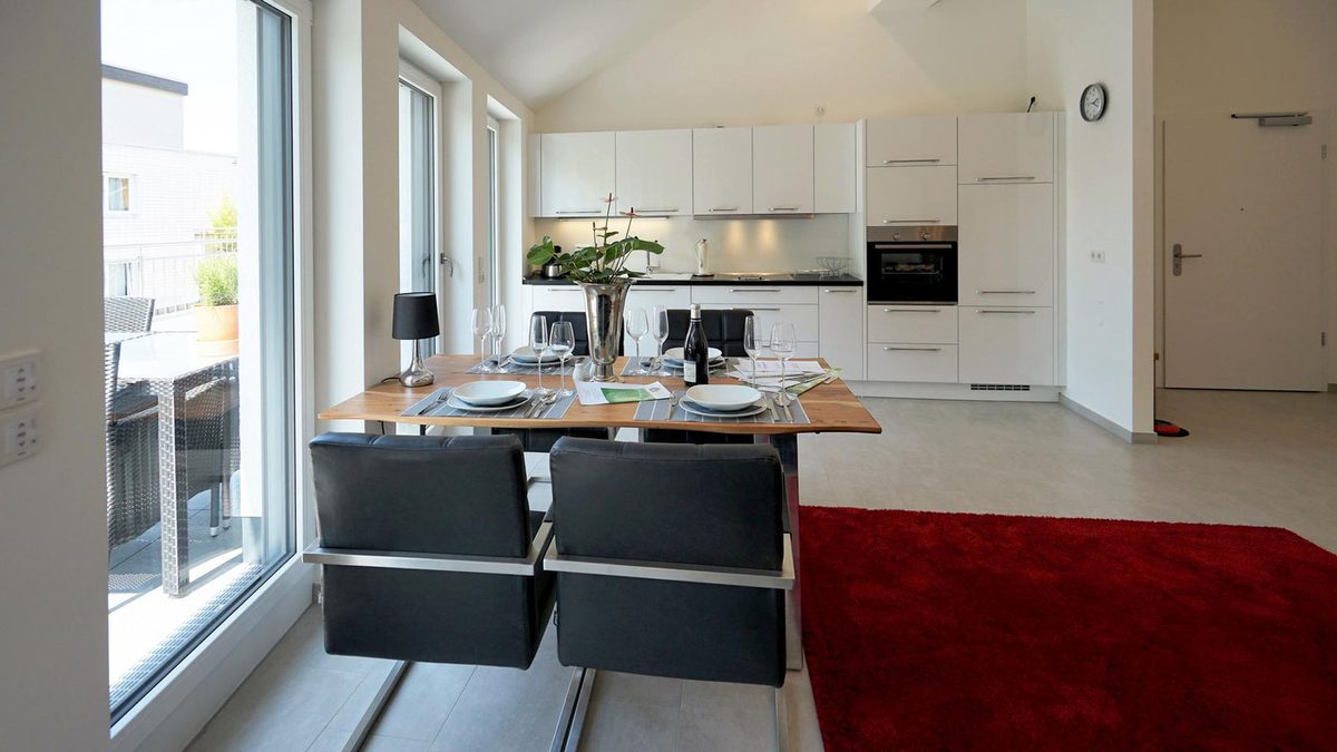 Offene Küche und Essbereich eines Apartments