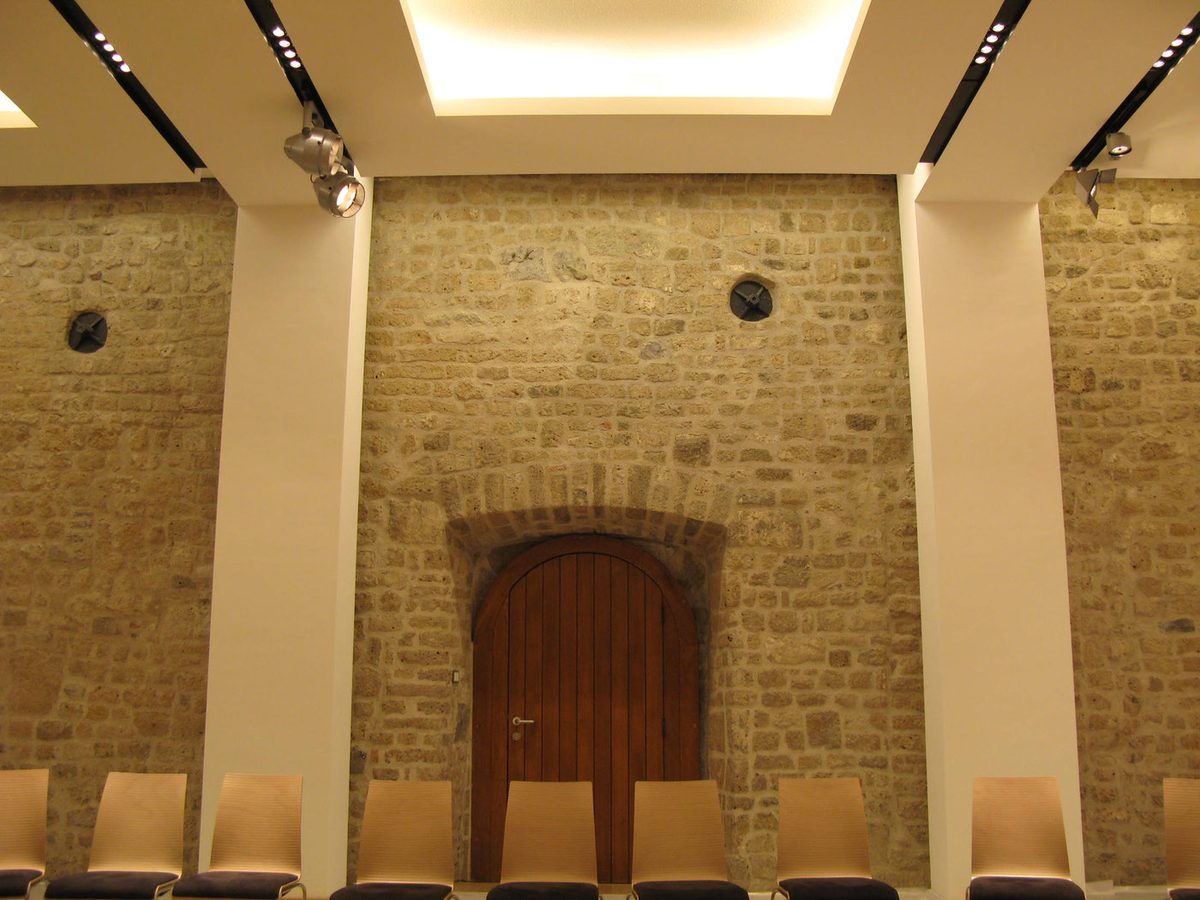 Sitzungssaal mit Natursteinwand in den alten Stiftsgebäuden