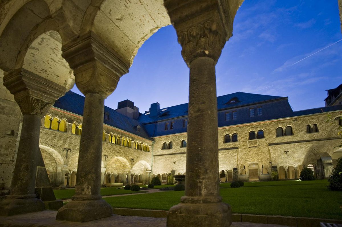 Kreuzgang am Bonner Münster mit romanischen Säulen