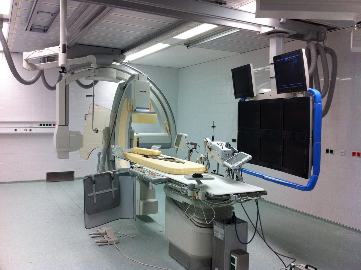 Herzkathetermessplatz mit Großgeräten im Uniklinikum Bonn