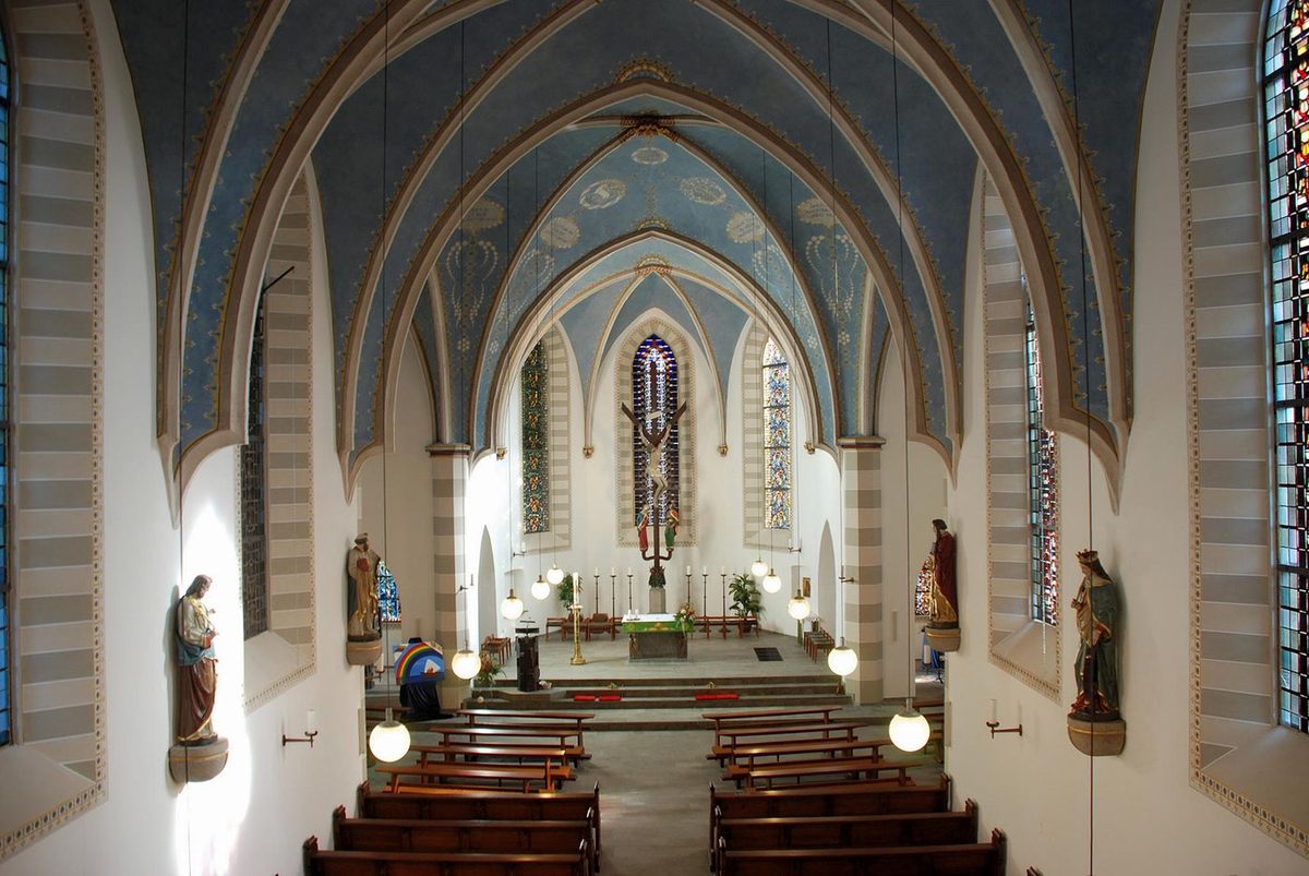 Innenraum der Kirche Troisdorf-Spich mit blauem Gewölbe
