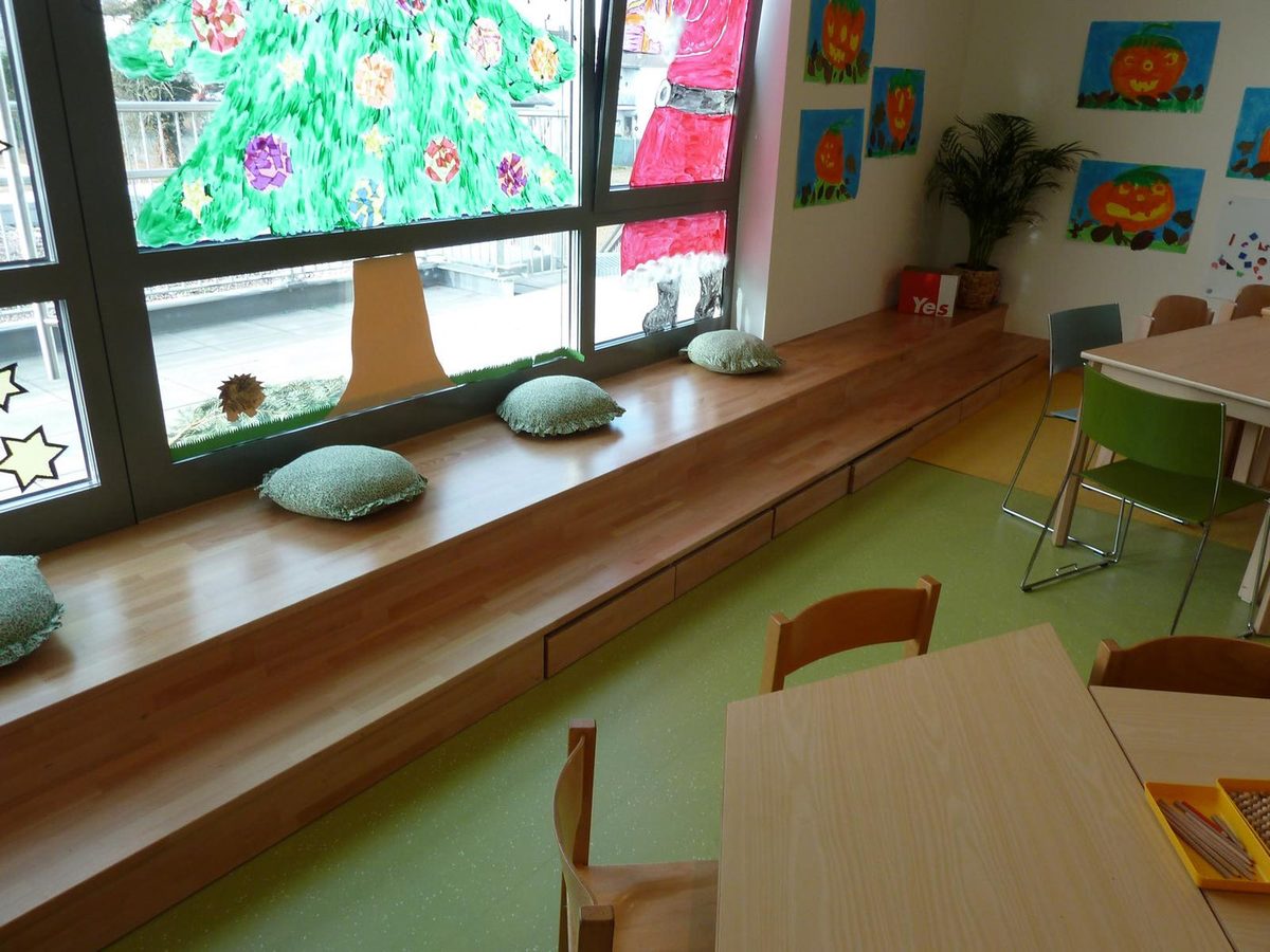 Fensterbank mit Spielnische in der Kita Alfter