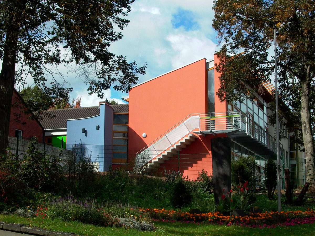 Kindergarten St. Peter in Hanglage mit Außentreppe