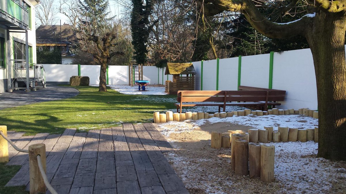 Außenanlage mit Holzdeck und Sitzstufen