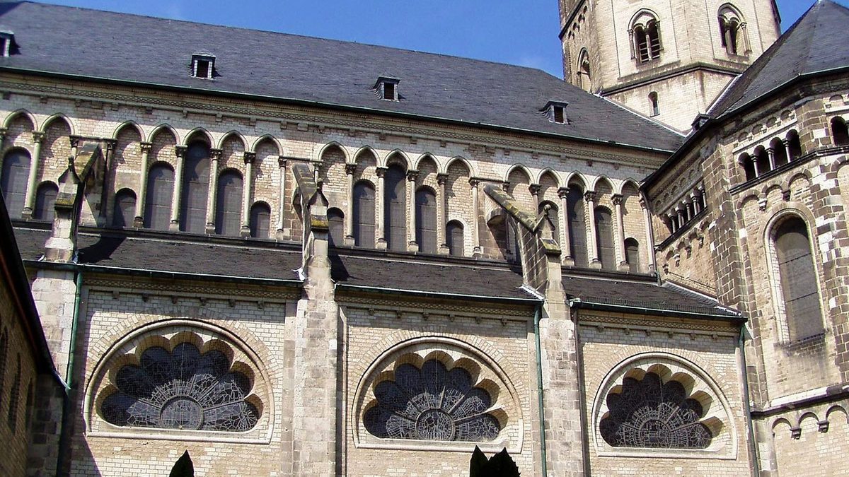 Langhaus des Bonner Münsters mit Rundbogenfenstern