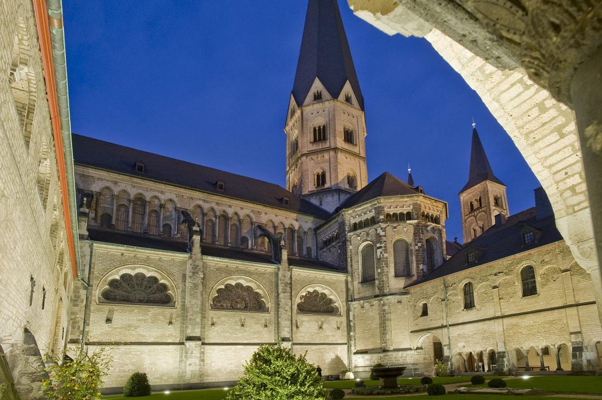 Bonner Münster mit Vierungsturm, vom Kreuzgang aus gesehen
