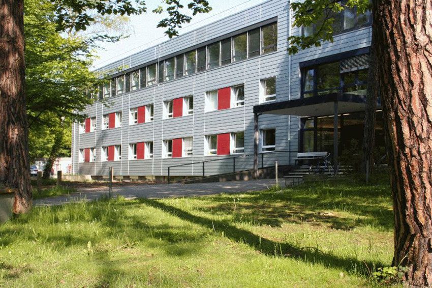 Institutsgebäude am Uniklinikum Bonn zwischen Bäumen
