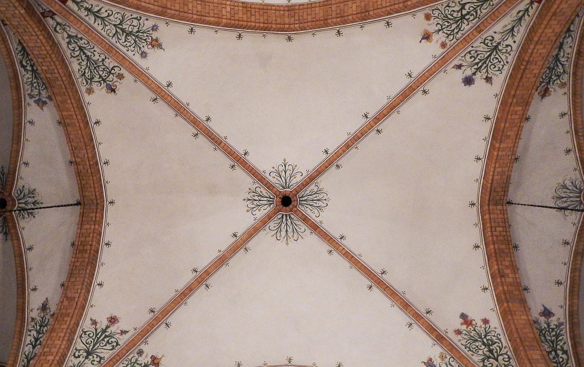 Kreuzgewölbe mit rotbraunen Rippen und Ornamenten
