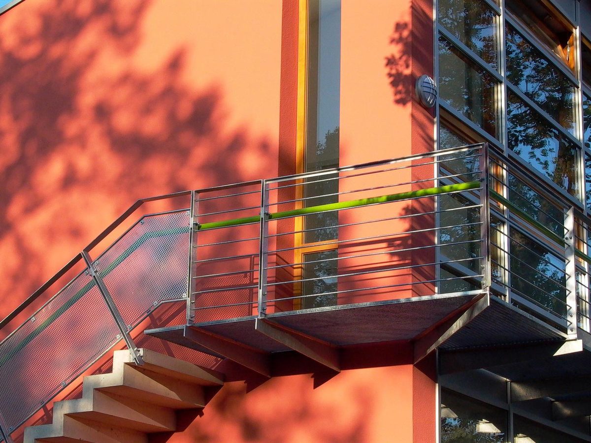 Außentreppe aus Stahl am Anbau des Kindergartens