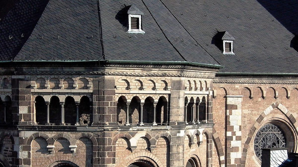 Romanische Ostseite des Bonner Münsters mit Schieferdächern