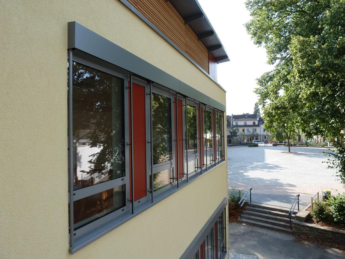 Fensterband der Ganztagsschule mit Blick auf den Schulhof