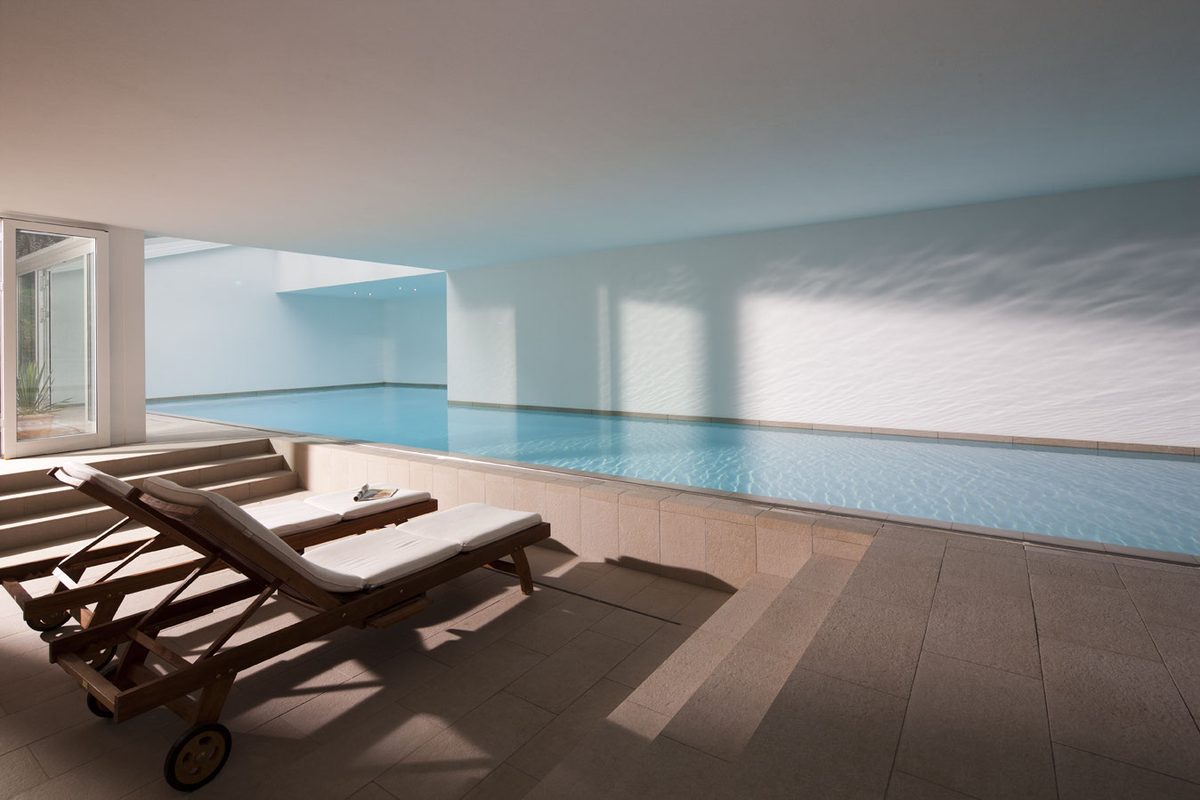 Liegen am Beckenrand des privaten Schwimmbads