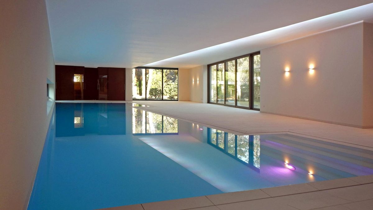 Innenschwimmbad mit Lichtband an der Decke