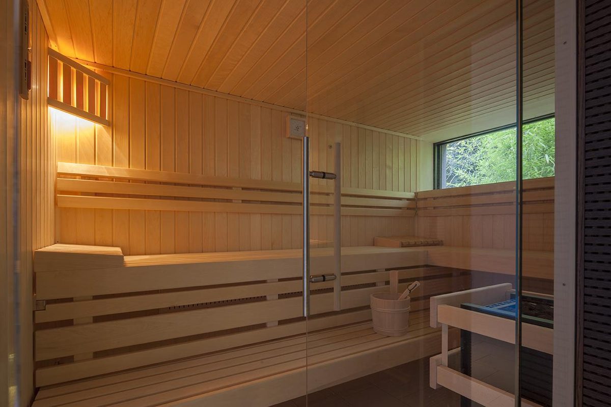 Sauna aus hellem Holz mit Fenster