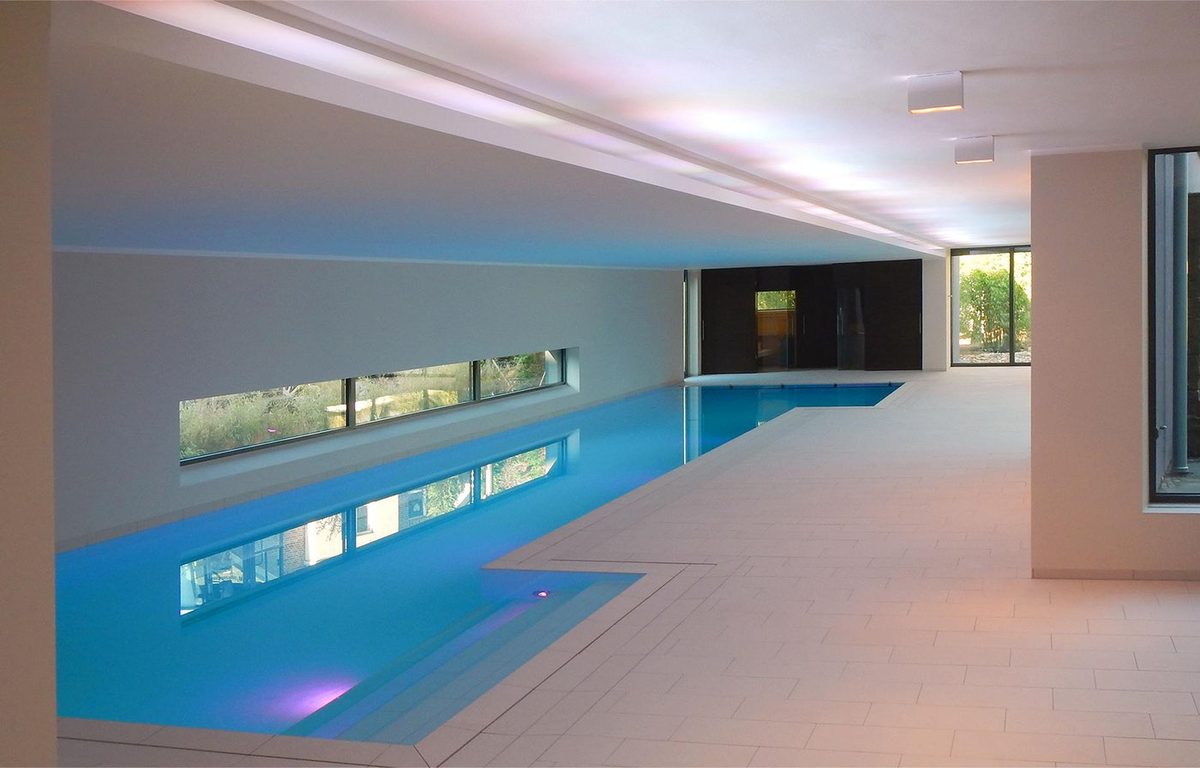 Beleuchtetes Becken im Spa mit Pool