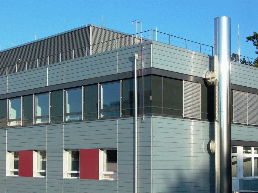Erweiterungsbau des Instituts mit Lüftungstechnik auf dem Dach