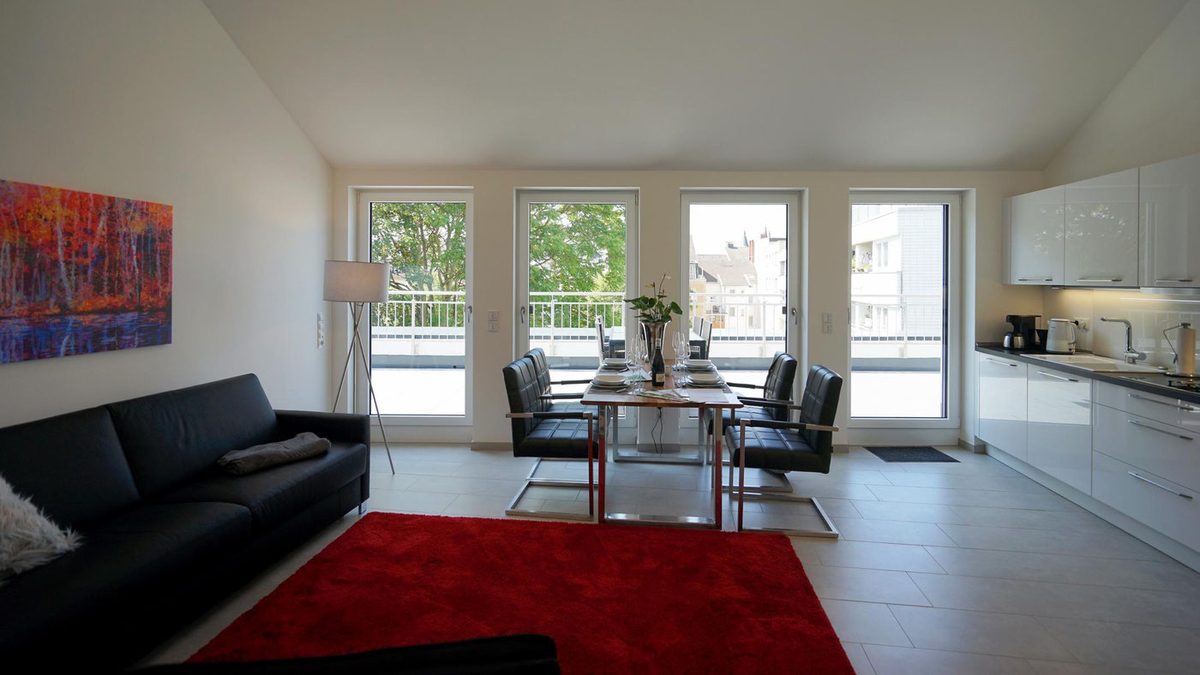 Wohnbereich eines Apartments mit rotem Teppich