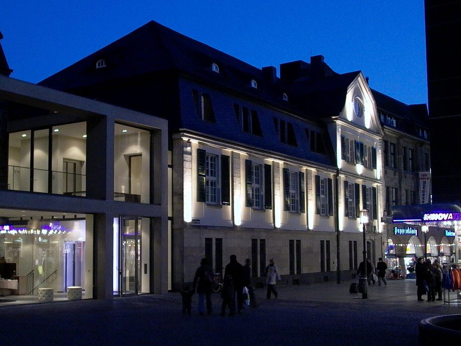 Stiftsgebäude am Münsterplatz in der Abenddämmerung