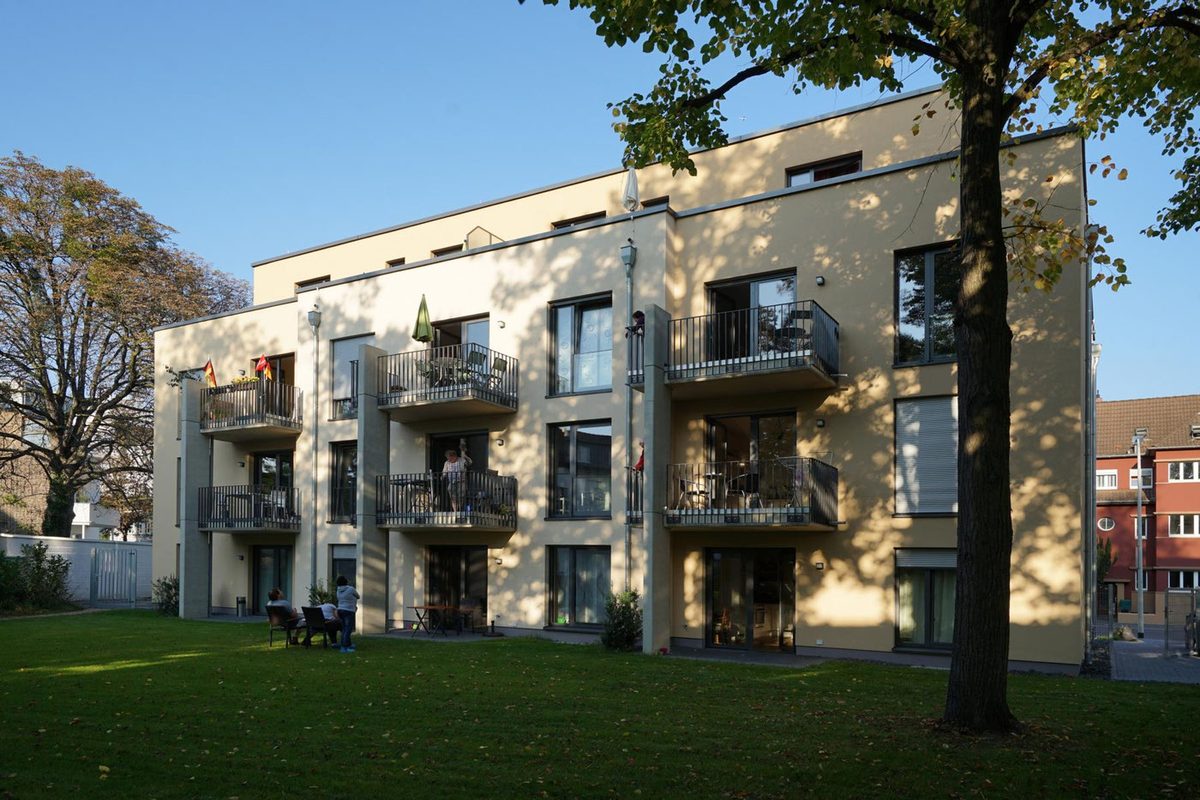 Wichernhaus mit Balkonen und Garten