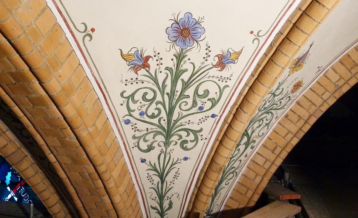 Gewölbefeld mit gereinigter Blumenornamentik