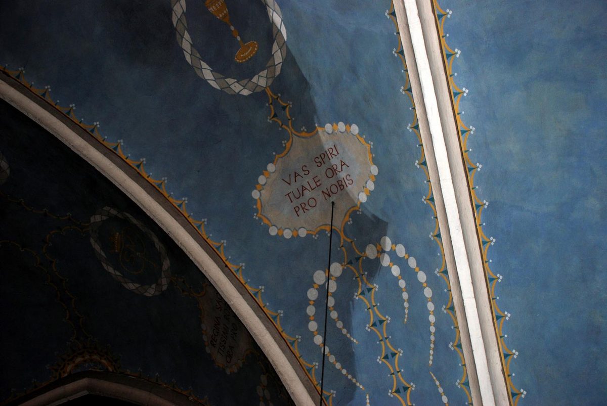 Blau-goldene Gewölbemalerei nach der Reinigung