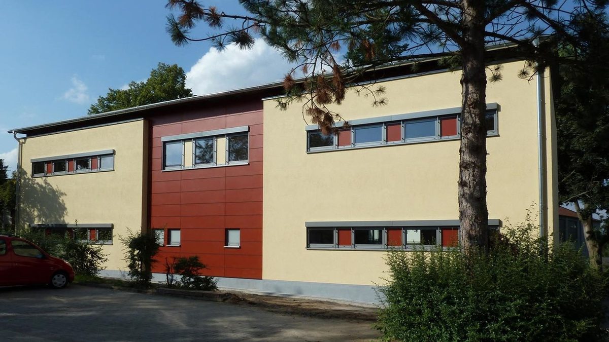 Fassade der Ganztagsschule mit roten und gelben Feldern