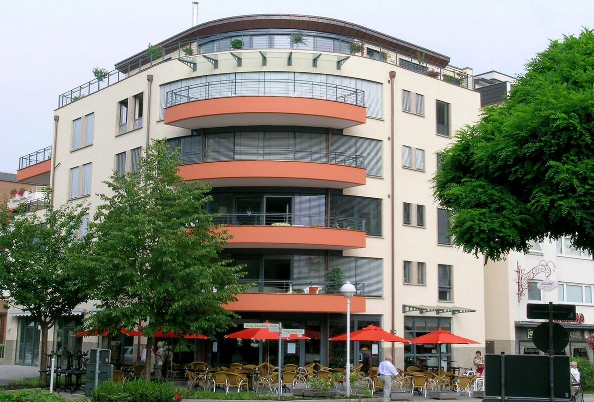 Wohn- und Geschäftshaus in Bad Neuenahr mit geschwungenen Balkonen