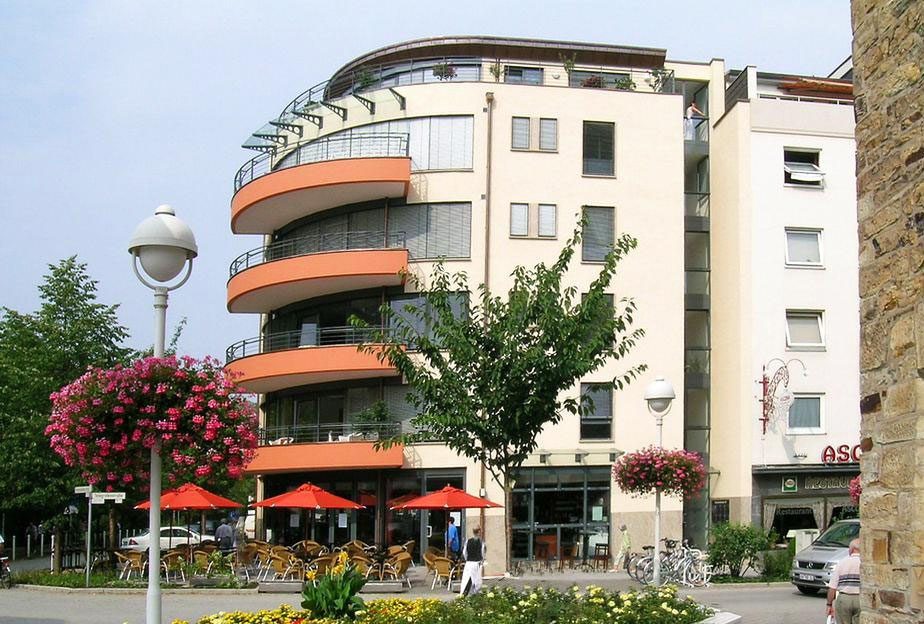 Eckansicht des Wohn- und Geschäftshauses mit Café im Erdgeschoss